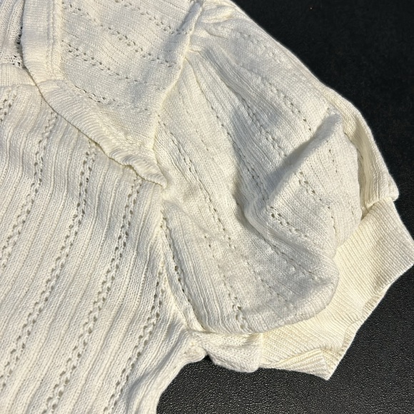 Adorable beige knit top with beautiful sea shell accent buttons - Picture 4 of 8